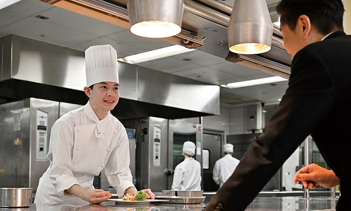 働くスタッフの様子2