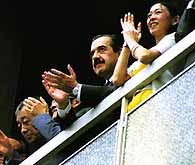 祇園祭山鉾巡行をご観覧のアルゼンチン共和国アルフォンシン大統領(昭和61年当時)